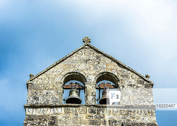 Frankreich  Limousin  Coreze  Dorf Lestards  Glockengiebel mit den Glocken der Kirche Saint Martial (12.-15. Jahrhundert  Historisches Denkmal)
