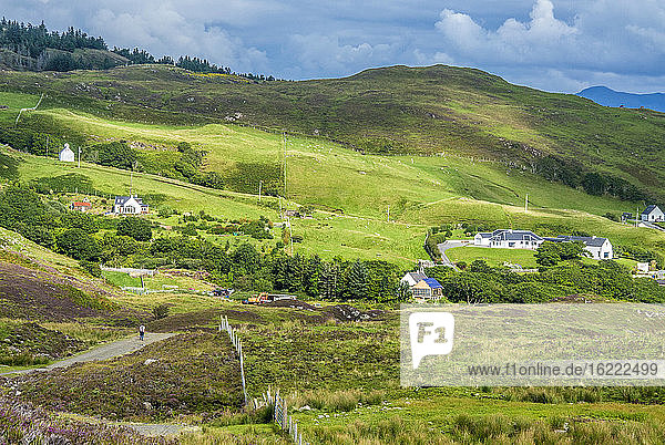 Europa  Großbritannien  Schottland  Hebriden  südöstlich der Isle of Skye  Bauernhöfe im Moor bei Point of Sleat
