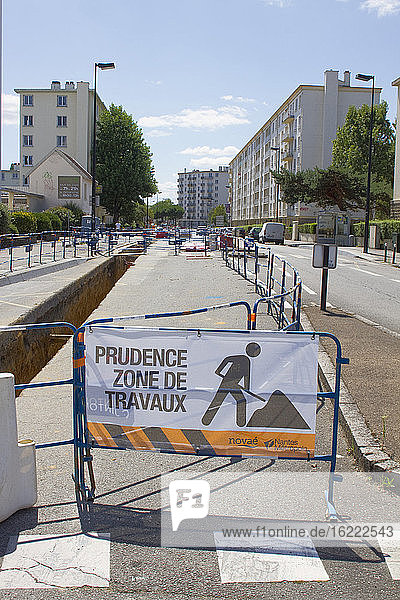 Frankreich  Nantes  44  Rue Guillaume Grootaers  Straßenbauarbeiten im Monat August
