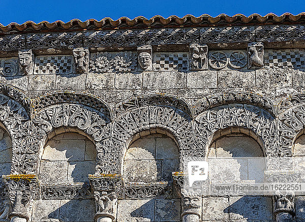 Frankreich  Charente Maritime  Kirche Notre Dame d'Echillais (12. Jahrhundert)  Detailaufnahme der Fassade