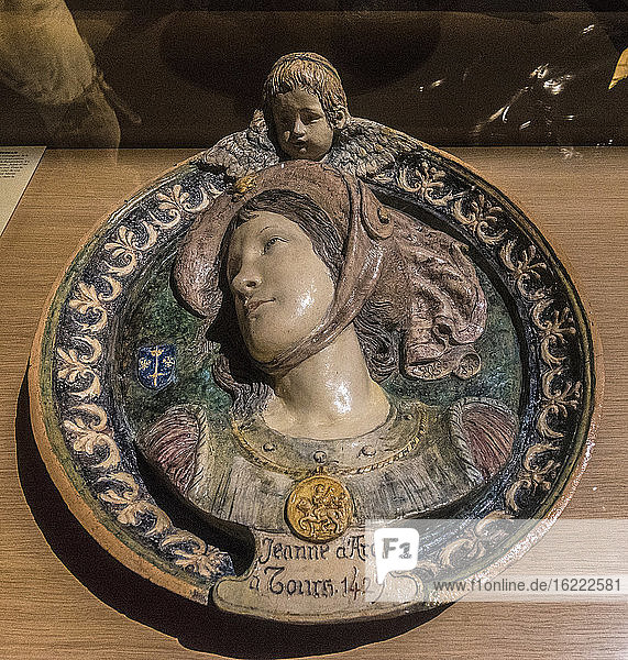 France  Center-Val de Loire  Indre-et-Loire  fortress of Chinon  plate representing Joan of Arc at the tomb of Saint Martin (terracotta enameled by Edouard Avisseau  19th century)