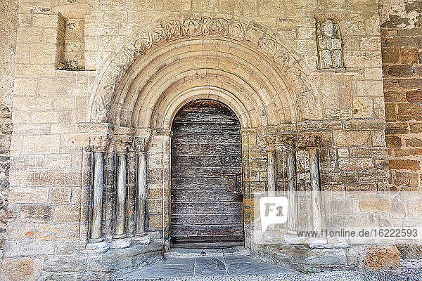Tür der Kalvarienbergkapelle  Castillon en Couserans  Ariege  Okzitanien  Frankreich