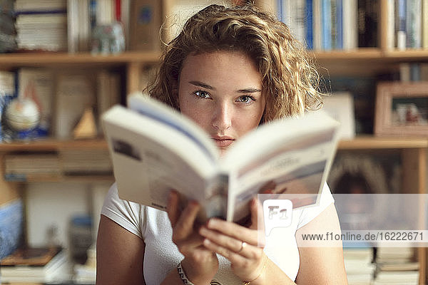 Mädchen im Teenageralter und der Alltag. Lesen