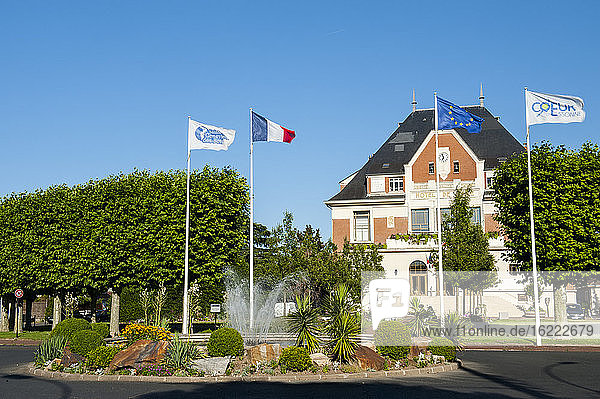 Rathaus hinter dem Springbrunnenkarussell  Sainte Genevieve des bois  Frankreich