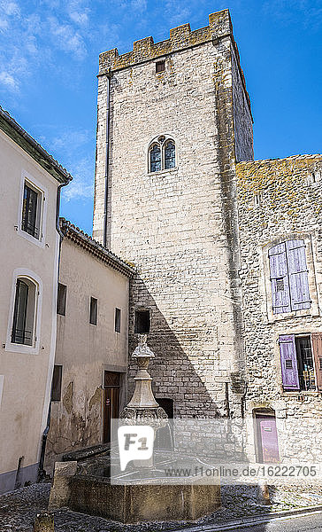 Frankreich  Provence-Alpes-Cote d'Azur  Vaucluse  Pernes-les-Fontaines  Brunnen des Souchet und der Tour Ferrande (12. Jahrhundert)