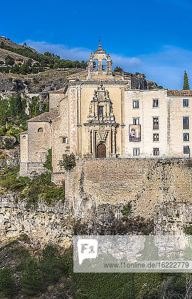 Spanien  Autonome Gemeinschaft Kastilien-La Mancha  Cuenca  Kirche des alten Klosters San Pablo (16. Jahrhundert) über dem Weg von Hoz del Huecar (UNESCO-Welterbe) (Schönstes Dorf Spaniens)
