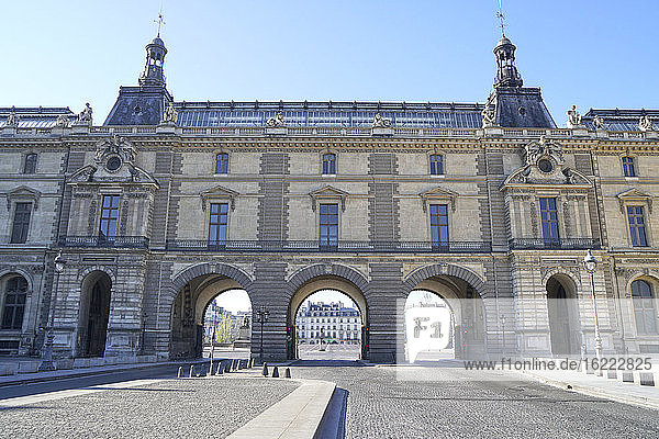 Paris (1. Arr.) 04/01/20. Der Louvre  Denon-Flügel  Place du Carrousel  ist nach dem Einschluss der Bevölkerung zur Bekämpfung der Pandemie COVID-19 völlig leer.