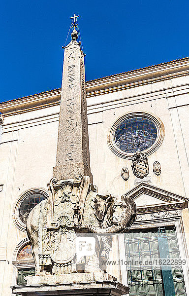 Italien  Rom  Pantheon-Viertel  Platz Santa Maria sopra Minerva  Elefantenstatue aus Marmor (von Le Bernin  17. Jahrhundert) unter einem ägyptischen Obelisken