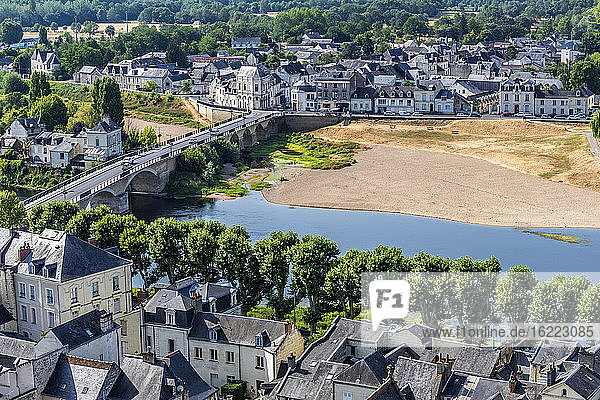 Frankreich  Zentral-Val de Loire  Indre-et-Loire  Blick auf die Vienne und den Faubourg Saint Jacques von der königlichen Festung von Chinon