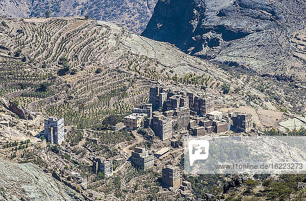 Naher Osten  Jemen  Westliches Zentrum  Region Jebel Harraz (UNESCO-Welterbe Tentativliste) Höhendorf und Terrassenanbau (Aufnahme 02/2007)