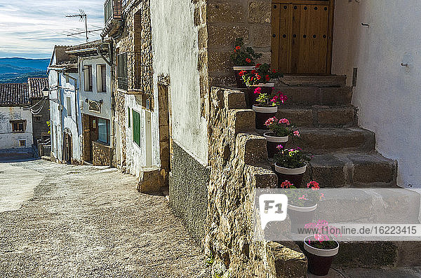 Spanien  Aragonien  Straße im Dorf Riglos