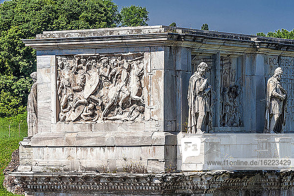Europa  Italien  Rom  Forum  Detail des Arco de Constantino (315 n. Chr.  zum Gedenken an den Sieg Konstantins über Maxentius)