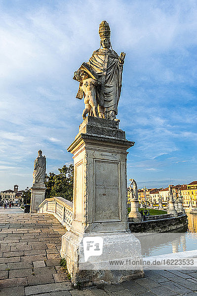 Italien  Venetien  Padua  Prato Della Valle (18. Jahrhundert)  Bischofsstatue am Kanal