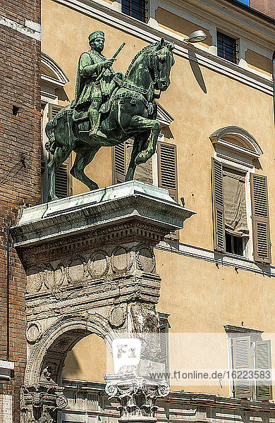 Italien  Emilia-Romagna  Ferrare  Platz der Kathedrale Saint Georges  Reiterstandbild von Nicolo III d'Este vor dem Kommunalpalast