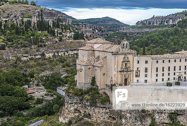 Spanien  Autonome Gemeinschaft Kastilien-La Mancha  Parador des Tourismus von Cuenca im alten Kloster San Pablo (16. Jahrhundert) über dem Pfad von Hoz del Huecar (UNESCO-Welterbe) (Schönstes Dorf Spaniens)