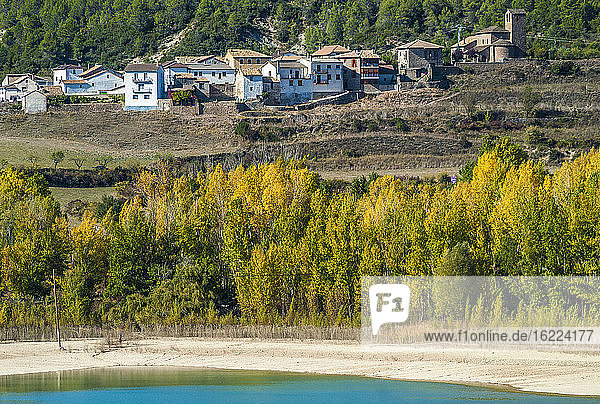 Spanien  Aragonien  Dorf oberhalb des Pena-Bewässerungsstausees am Rio Gallego