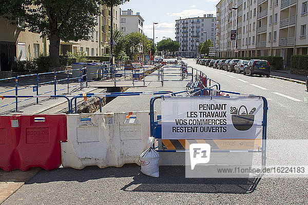 Frankreich  Nantes  44  Rue Guillaume Grootaers  Arbeiten auf der Straße im Monat August