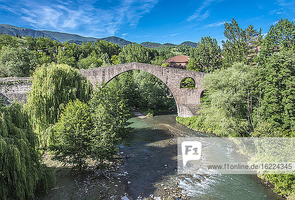 Spanien  Katalonien  Comarque de Ripolles  Sant Joan de les Abadesses  alte Brücke im gotischen Stil über den Fluss Ter