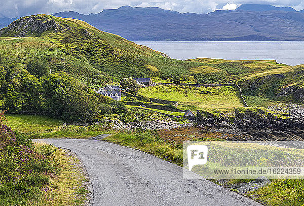Europa  Großbritannien  Schottland  Hebriden  südöstlich der Isle of Skye  Straße und Bauernhof mit Einfriedung am Point of Sleat