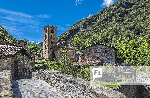 Spanien  Katalonien  Pyrenäen  Provinz Girona  Bergdorf Beget  Brücke und romanische Kirche Sant Cristofol (lombardisch-romanischer Glockenturm)
