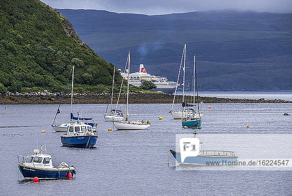 Europa  Großbritannien  Schottland  Hebriden  Isle of Skye  Boote in der Bucht von Portree