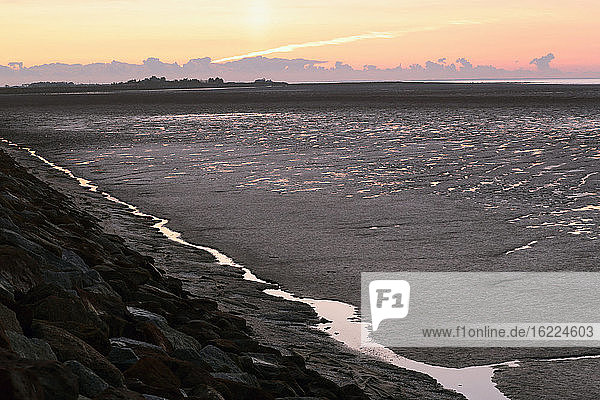 Frankreich  Bourgneuf-Bucht bei Ebbe  Schlammablagerungen durch Meeresströmungen  Sonnenuntergang.