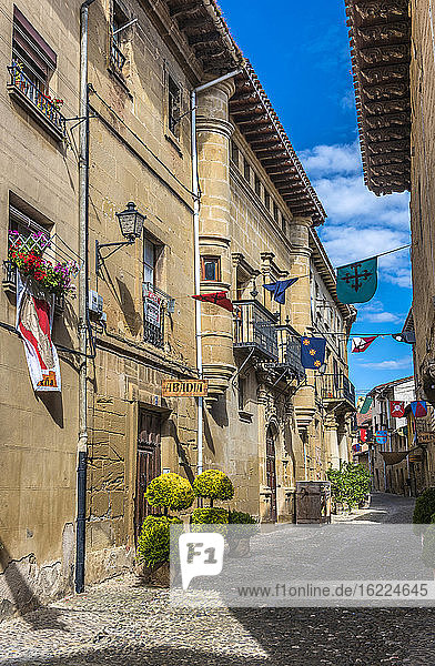Spanien  Rioja  Mittelalterliche Tage von Briones (Festival von nationalem touristischem Interesse)  von Palästen gesäumte Straße (Jakobsweg)