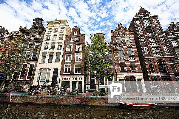 Niederlande  Nordholland  Amsterdam  Gebäude entlang des Kanals