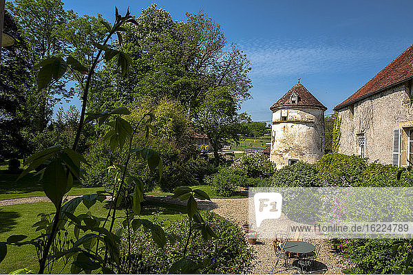 Frankreich  Bourgogne Franche-Comte  Cote d'Or  Bard les epoisses  Blick auf den Garten