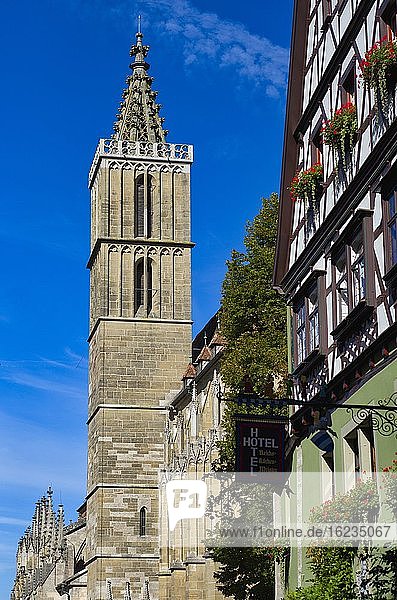 Kirchturm der St.-Jakob Kirche  Rothenburg ob der Tauber  Franken  Bayern  Deutschland  Europa