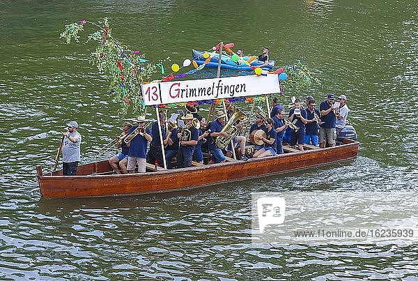 Nabada, Veranstaltung am Schwörmontag, Musiker, Menschen, Blasinstrumente, Boot, Wasserfahrzeug, Menschen auf der Donau, Ulm, Baden Württemberg, Deutschland, Europa