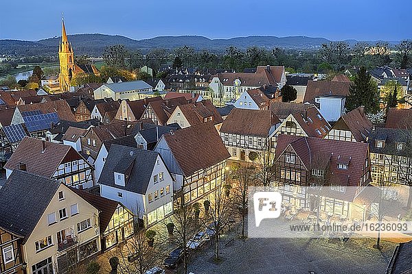 Luftaufnahme  Kirchplatz  beleuchtet  Rinteln  Deutschland  Europa