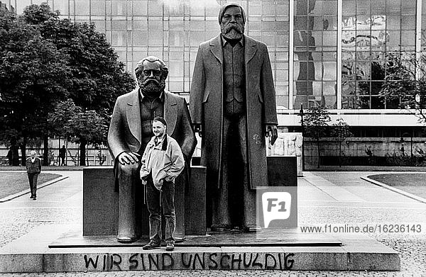 Marx Engels Denkmal auf dem Marx Engels Forum  Hintergrund Palast der Republik jenseits der Spree  Fest der Einheit  Berlin  Deutschland  Europa