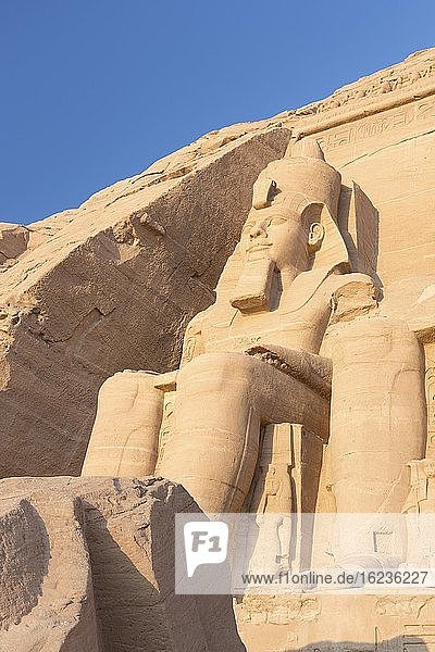 Kolossale Statue im großen Tempel von Ramses II., Abu Simbel, Ägypten, Afrika