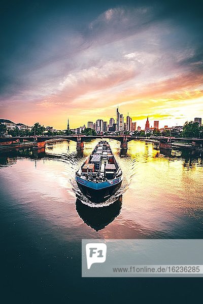 Containerschiff auf dem Main vor Skyline bei Sonnenuntergang, Frankfurt am Main, Deutschland, Europa