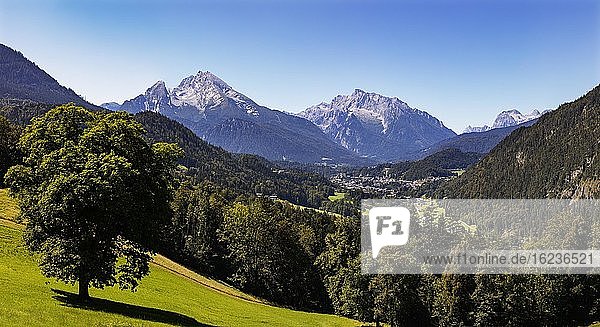 Blick über Berchtesgaden mit Watzmann und Hochkalter  Berchtesgadner Land  Bayern  Deutschland  Europa