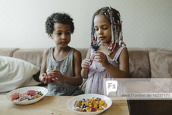 Junge und Mädchen essen Süßigkeiten
