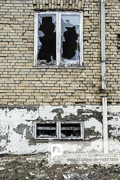 Zerbrochenes Fenster in verlassenem Gebäude