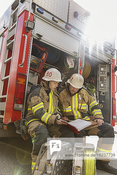 Feuerwehrleute studieren Dokumente