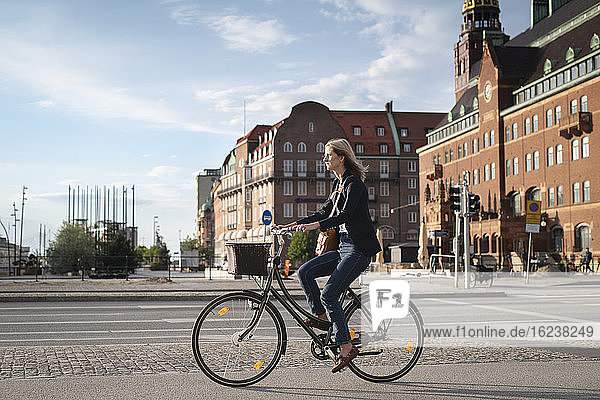 Frau beim Radfahren in der Stadt