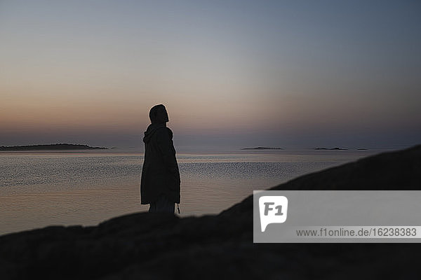 Silhouette einer Person auf See