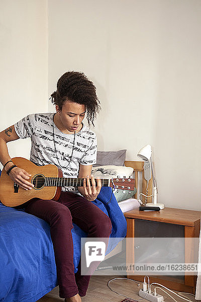 Junger Mann spielt Gitarre