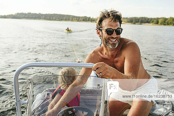 Vater mit Tochter auf Boot