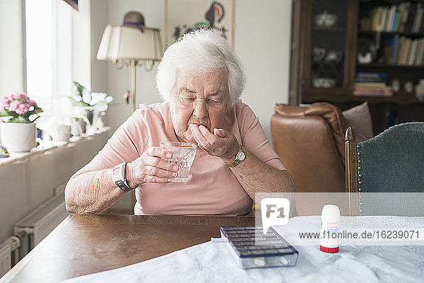 Ältere Frau nimmt Pillen