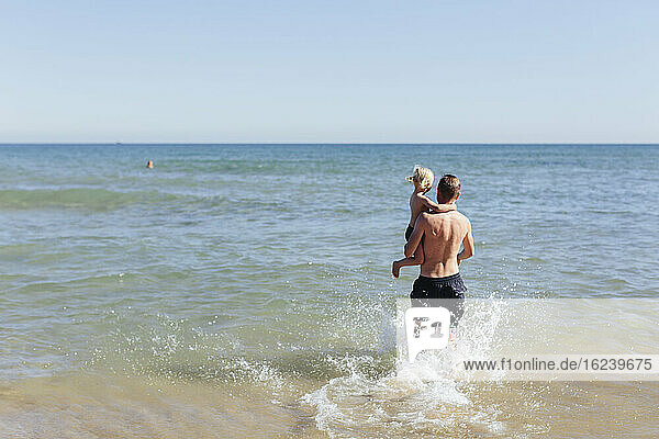 Vater mit Tochter auf See