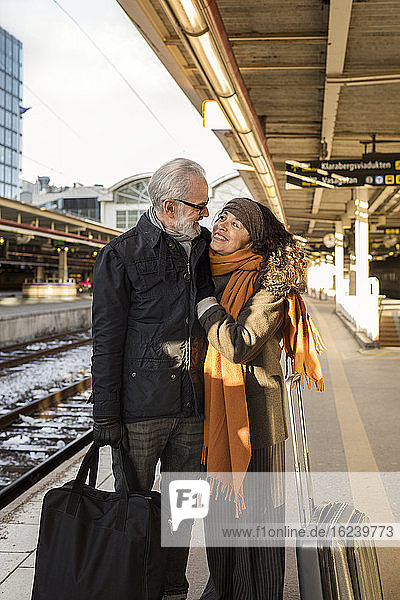 Älteres Paar auf dem Bahnsteig