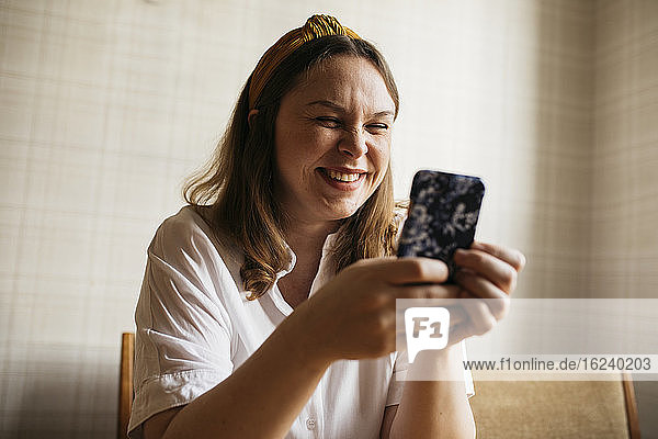 Lächelnde Frau mit Mobiltelefon