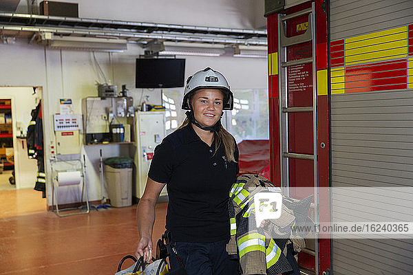 Weiblicher Feuerwehrmann in der Feuerwache