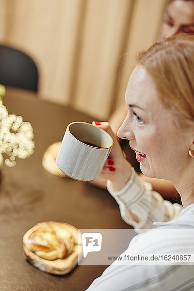 Frau im Café beim Kaffee trinken