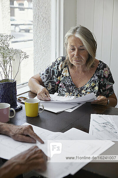 Ältere Frau erledigt Papierkram